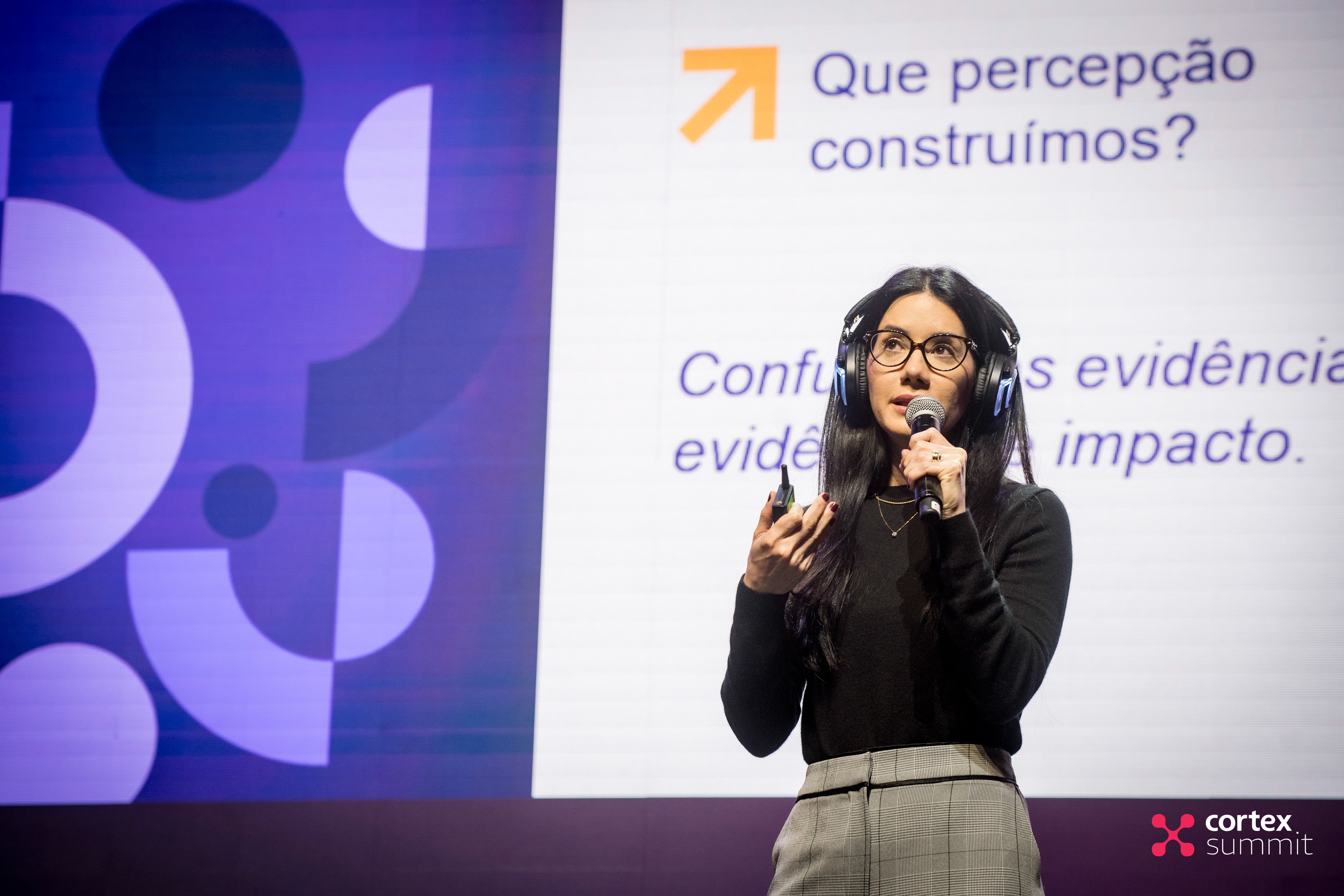 Deborah Rodrigues, Diretora de Comunicação da Cogna, apresenta o case de indicadores de comunicação no Cortex Summit 2026